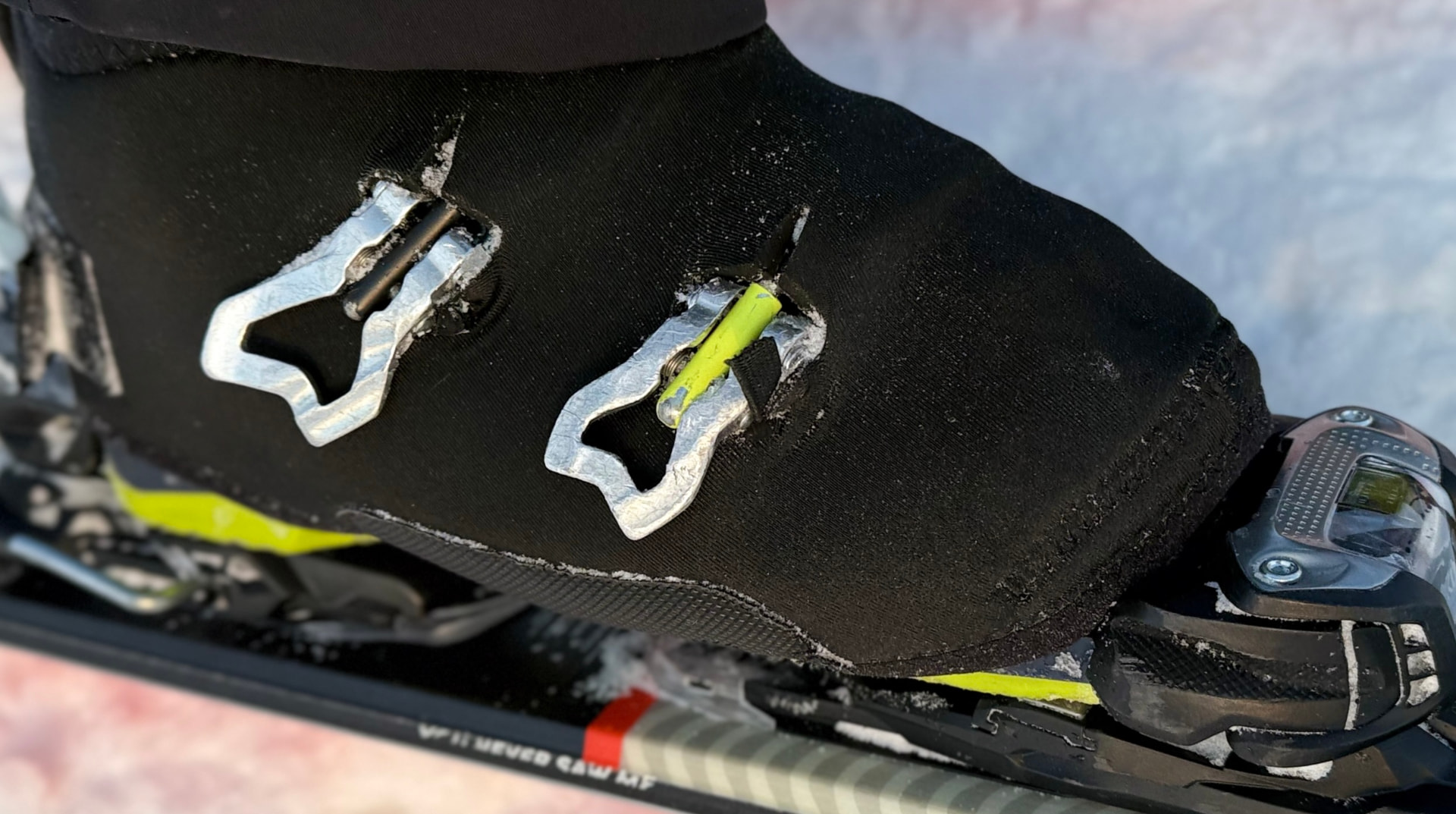 Närbild på Frostguards förstärkta passform och spännen
